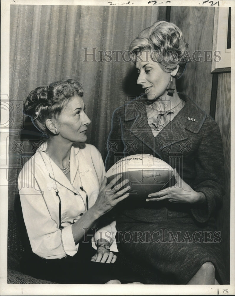 1987 Press Photo New Orleans Leukemia Society Bazaar Heads, Autographed Football - Historic Images