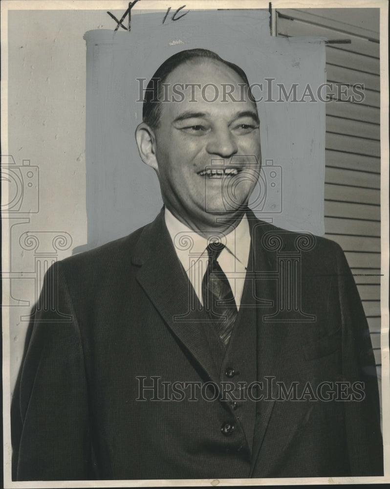 1963 Press Photo Eaton &amp; Howard economist William Gassett, New Orleans interview - Historic Images