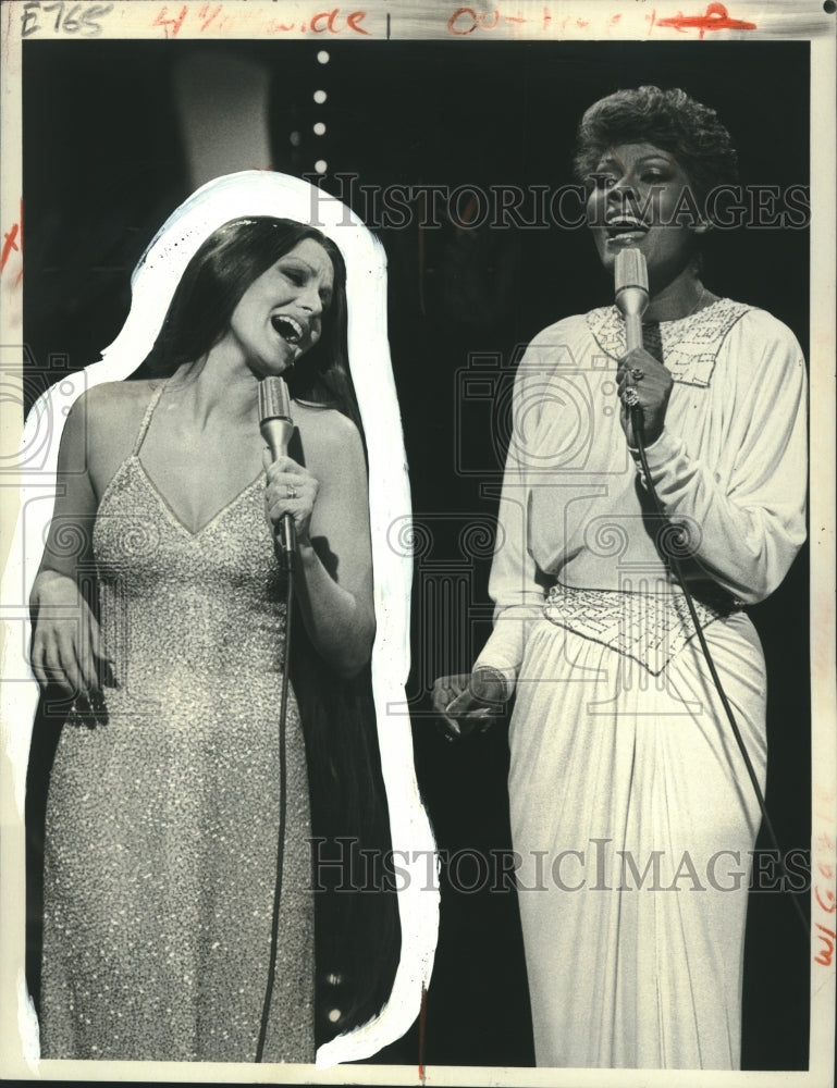 1980 Singers Crystal Gayle, Dionne Warwick in &quot;Crystal&quot; - Historic Images