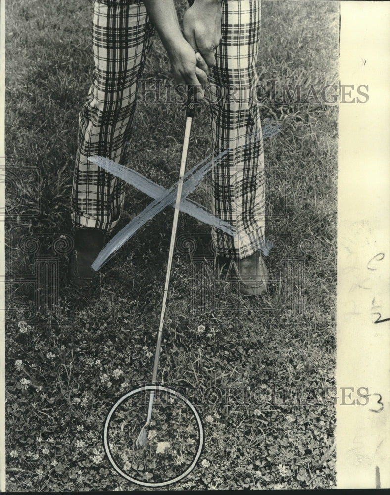 1975 Press Photo Golfer Trying to Hit a Ball At Lakewood Country Club-Historic Images