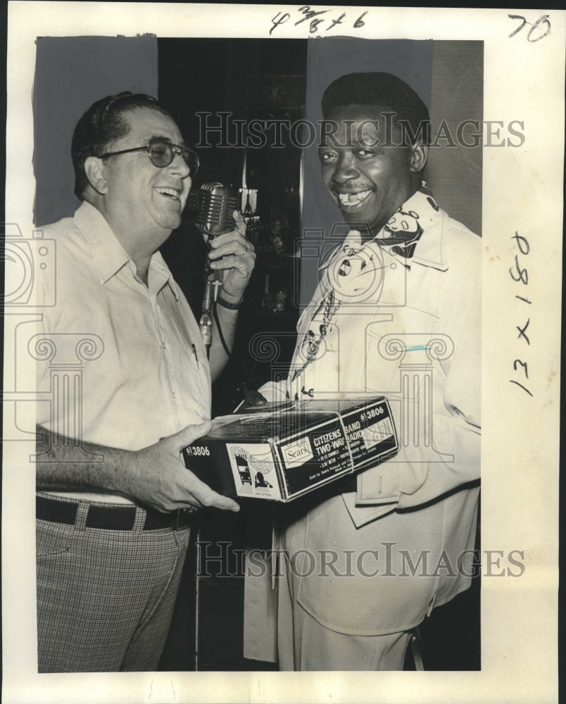 1977 Press Photo Electric Delivery Service Driver James Green With Joseph Guidry - Historic Images