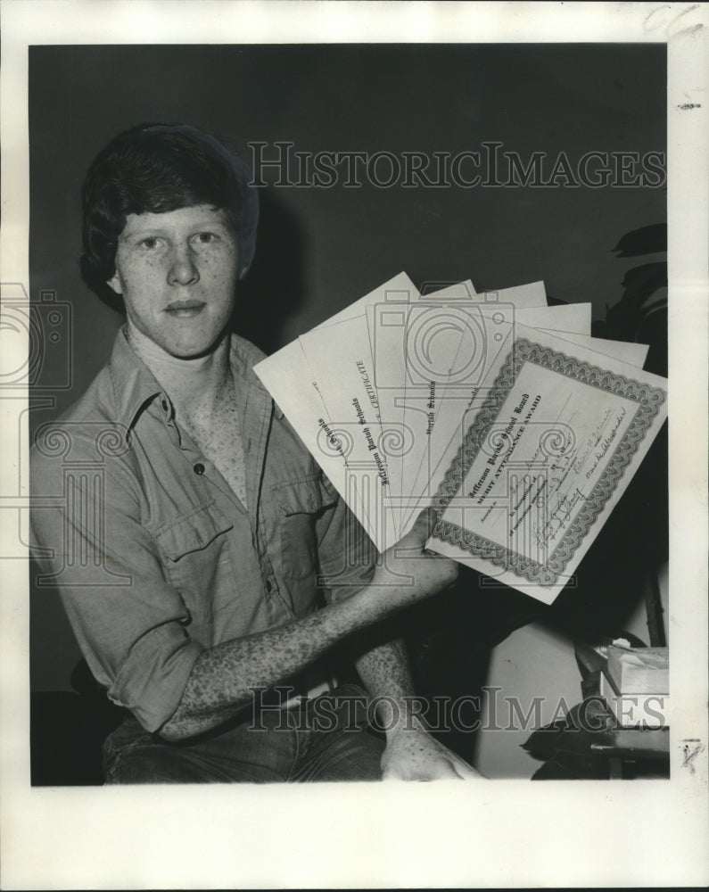 1976 Press Photo Gary Greaves of Kenner Displays Perfect Attendance Certificates- Historic Images