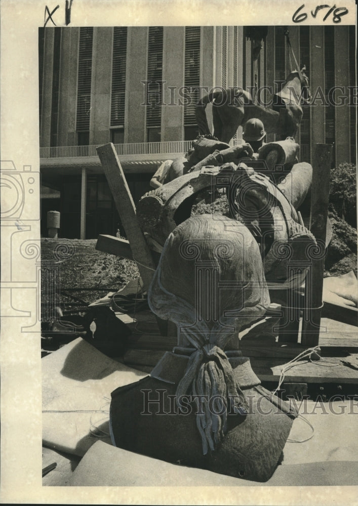 1977 Press Photo Workman Assembles Bernardo Galvez Statue, New Orleans- Historic Images