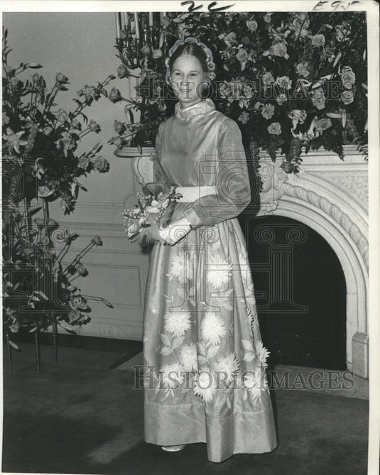 1969 Press Photo Debutante Karen Ann Gordon at Introduction Party, New Orleans-Historic Images