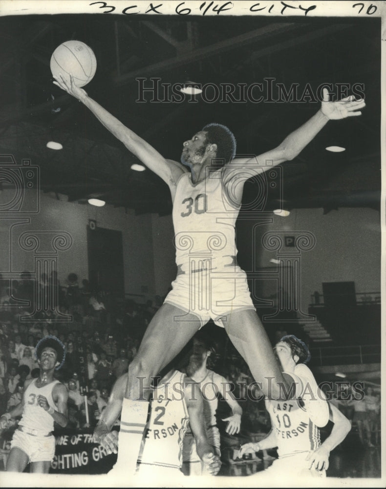 1974 Press Photo Kennedy Basketball Player Ray Gordon Going Up for a Layup-Historic Images