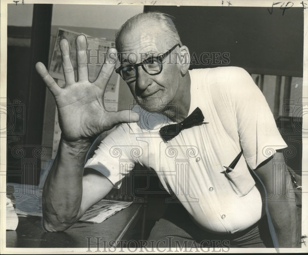 1960 Press Photo New Orleans Detective Cyril Frois Shows Wrestling Hand-Historic Images