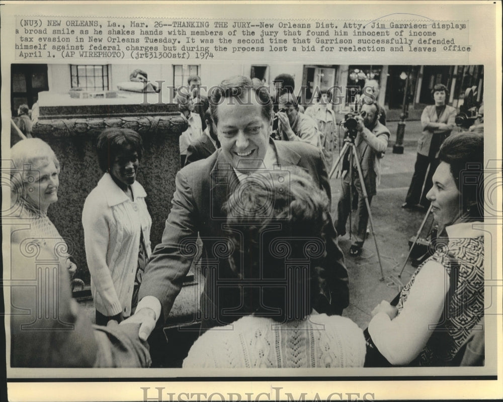 1974 Press Photo New Orleans District Attorney Shakes Hands with Jury - Historic Images