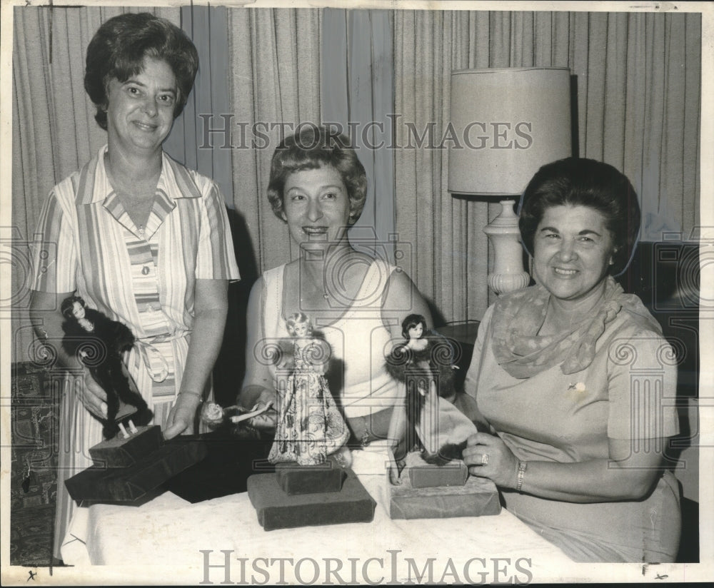 1969 Press Photo Dahraf Ladies Dress Dolls for Grotto Conference, New Orleans-Historic Images