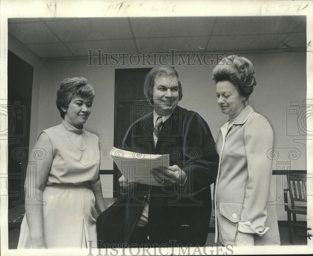 1975 Press Photo Courtwatcing Volunteers With Judge Richard Gauthier - noo21242 - Historic Images