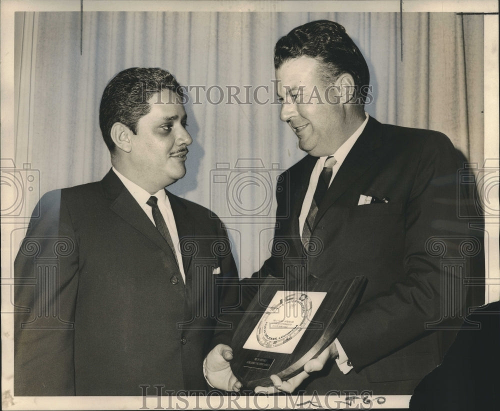 1965 Press Photo Honduran Consul General in New Orleans Honored with Plaque-Historic Images