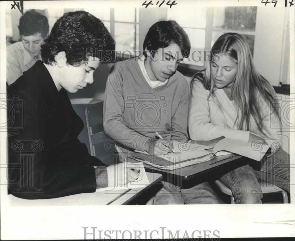 Press Photo New Orleans High School Students Study Together - noo21293 - Historic Images