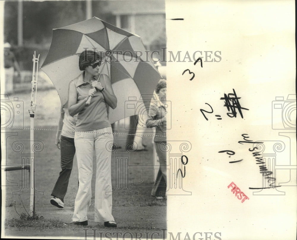 1977 Press Photo Fan at Greater New Orleans Open Golf Tournament in Rain - Historic Images