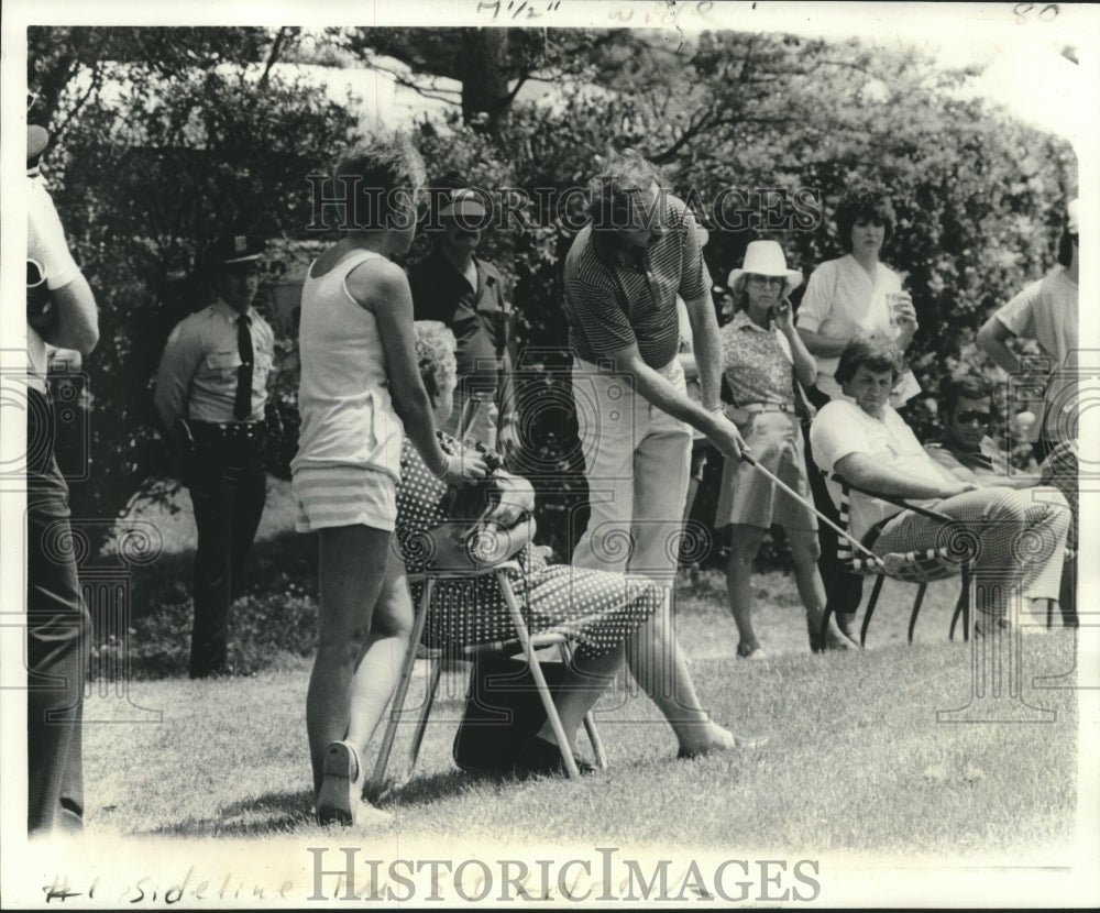 1978 Press Photo Greater New Orleans Open Golf Tournament Fans Watch Chip Shot- Historic Images