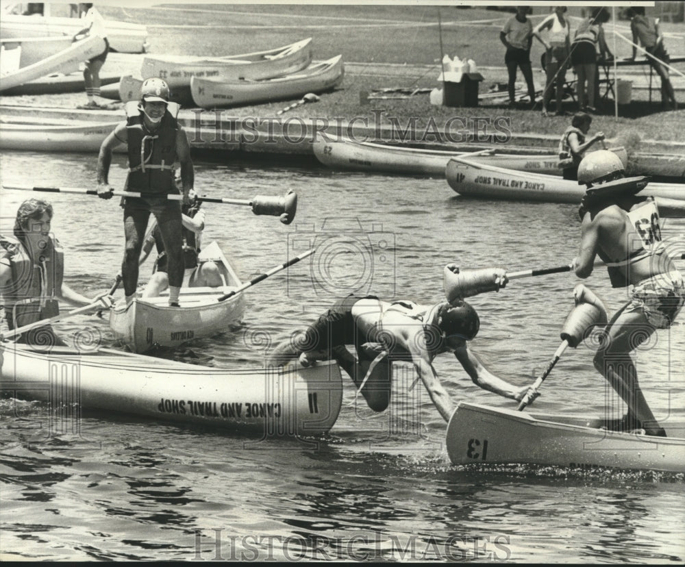 1976 Press Photo Canoe Jousting Competition at Great Paddle Races, New Orleans-Historic Images