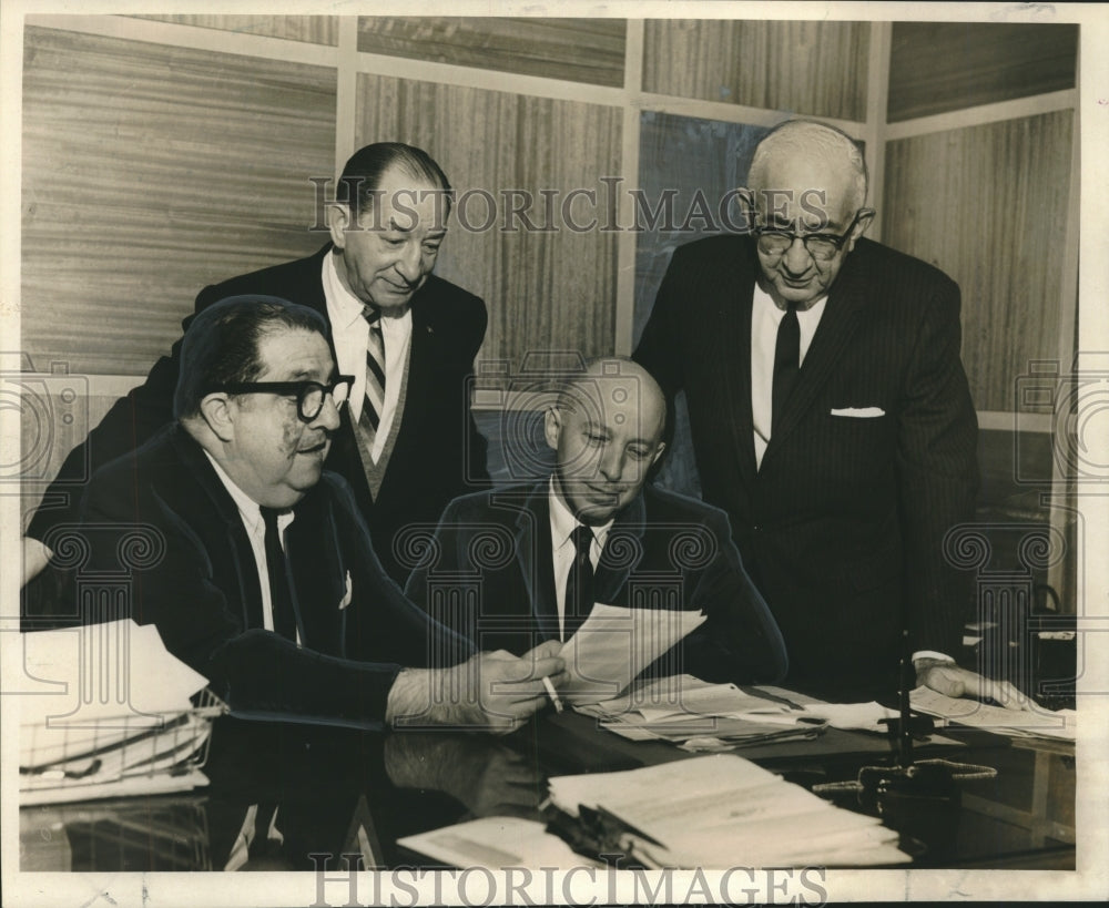 1966 Press Photo New Orleans Area Chamber of Commerce Spring Market Members-Historic Images