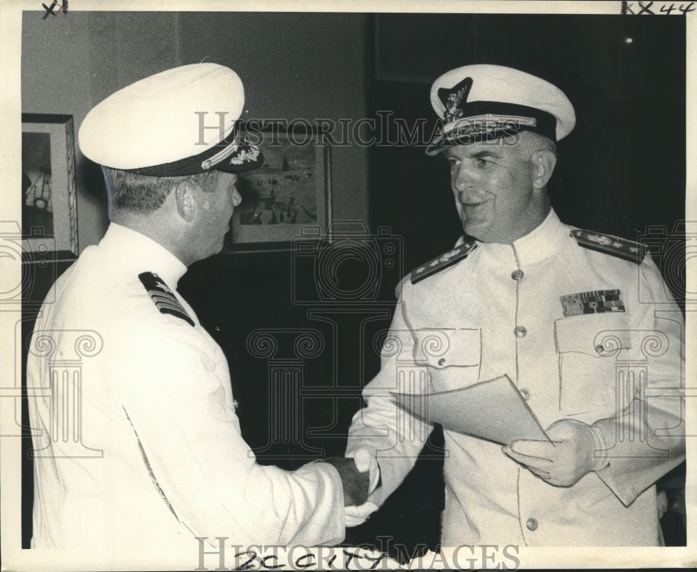 1968 Press Photo Navy Commander of USS Hyman Cited for Leadership, New Orleans-Historic Images