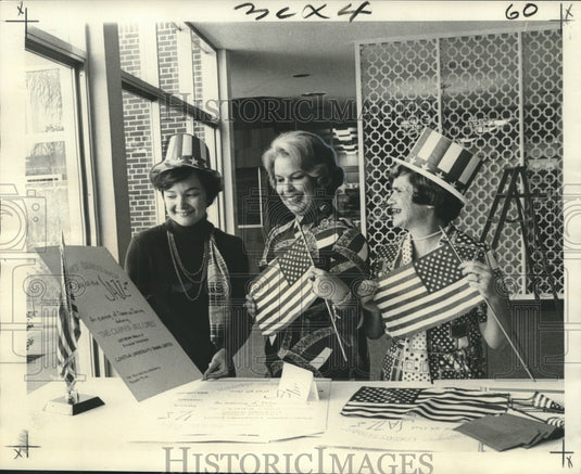 1975 Press Photo Pro Christo Laborantes Members Plan Benefit, New Orleans-Historic Images