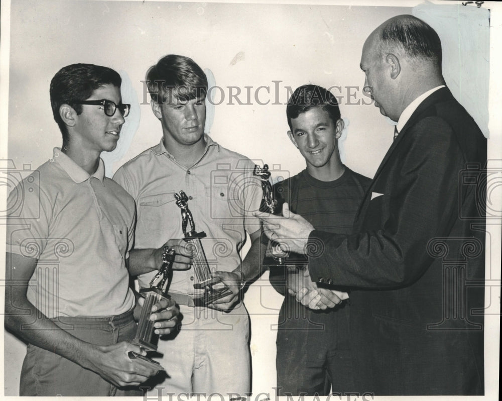 1967 Press Photo New Orleans Prep League Golf Team Members get Trophies - Historic Images