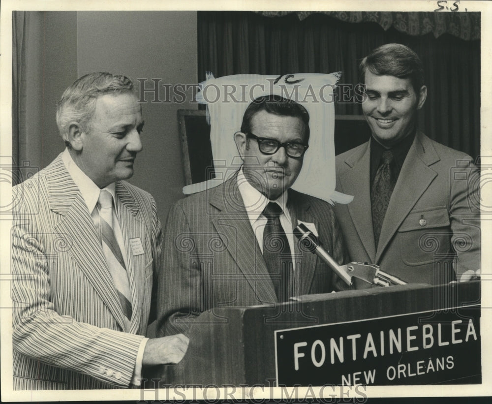 1972 Press Photo Football Stanley Galloway &amp; Others at Podium, New Orleans - Historic Images