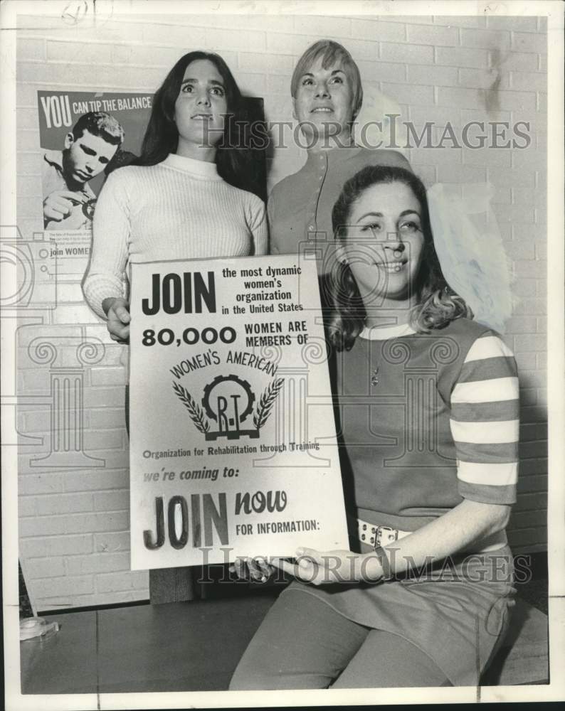 1971 Press Photo Members of the Organization for Rehabilitation Through Training - Historic Images