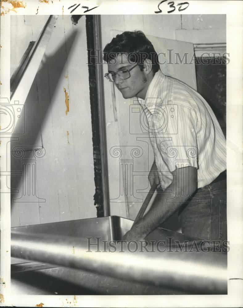 1973 Don Williams, Good Provider winner cleaning milk vat - Historic Images