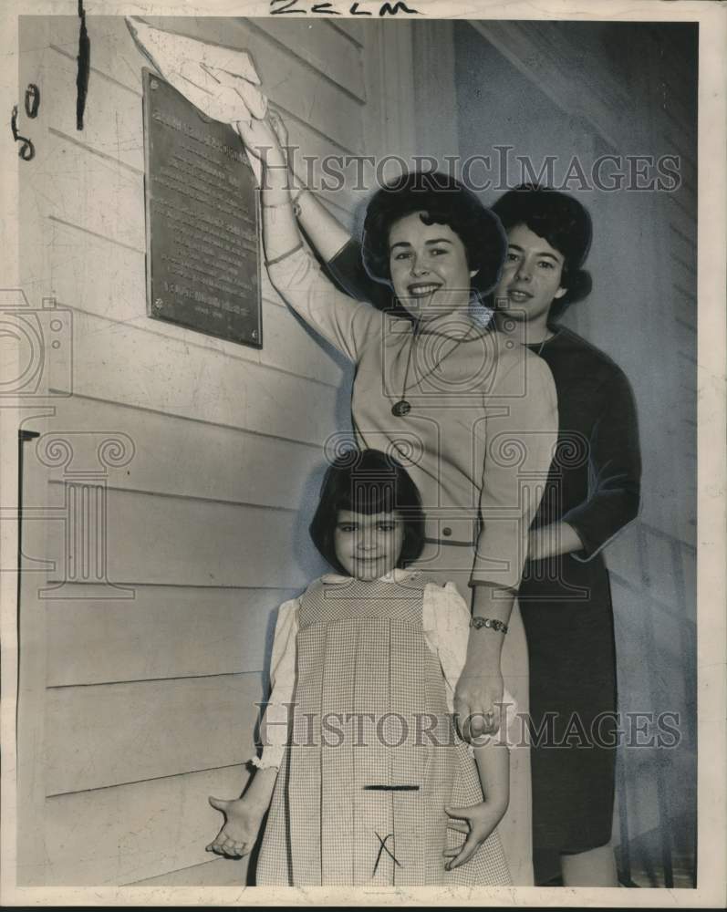 1962 Press Photo Mrs. Chalres Ann Mumphrey outside Goodrich-Stanley House-Historic Images