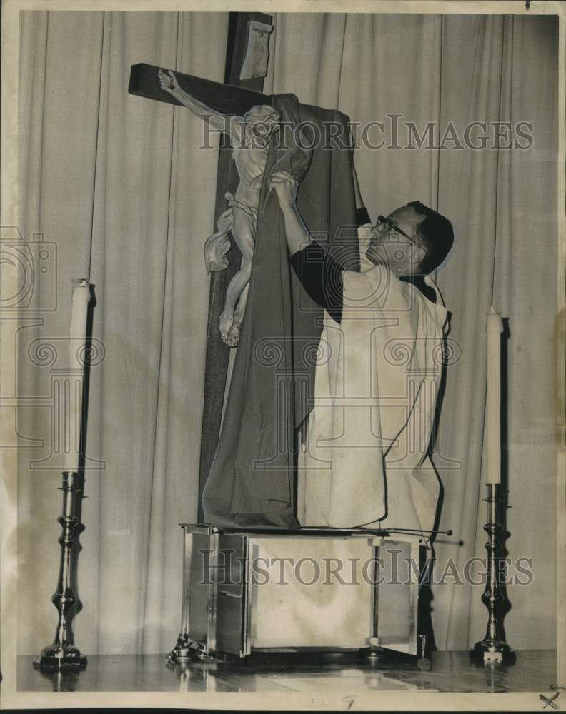 1963 New Orleans-Reverend Hecker Unveils Crucifix On Good Friday-Historic Images