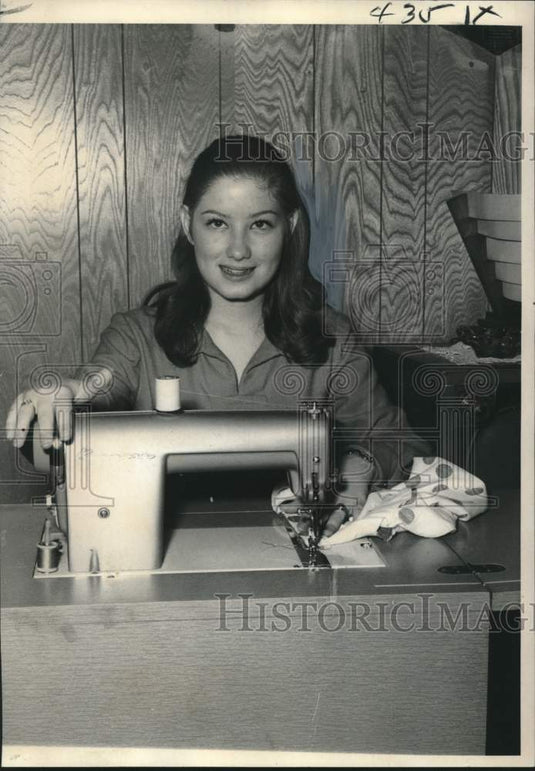 1969 Press Photo Dixie Janell Smith, 4-H leader, at the sewing machine - Historic Images