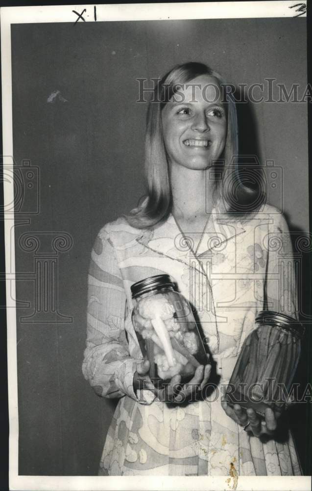 1968 Press Photo Jo Ann Havens displays her prize winning vegetables-Historic Images