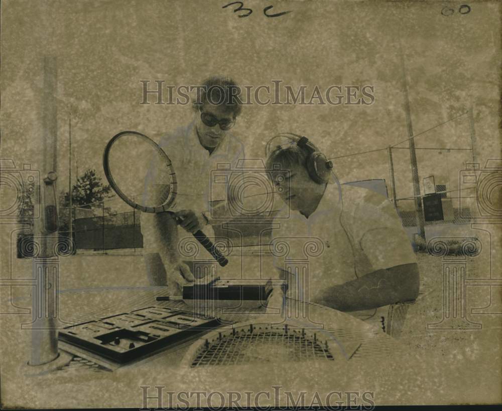 1972 Press Photo Tennis Pro-Teacher Upton Giles and Terry Surrency Watch Tapes- Historic Images