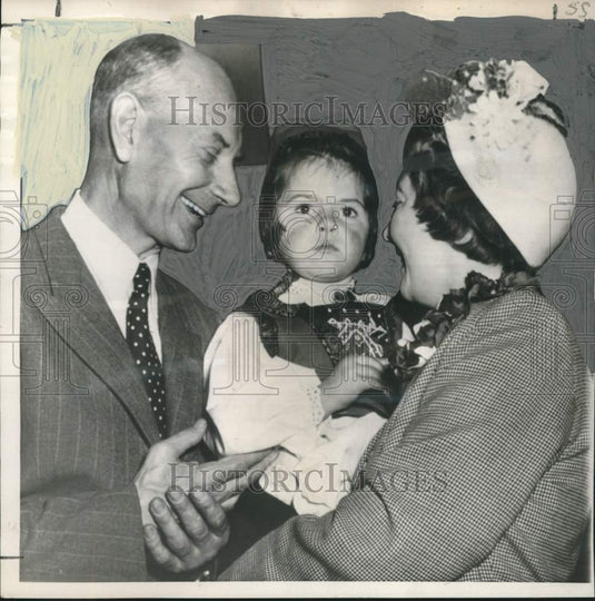 1951 Norway's Prime Minister Einar Gerhardsen & wife comfort toddler-Historic Images