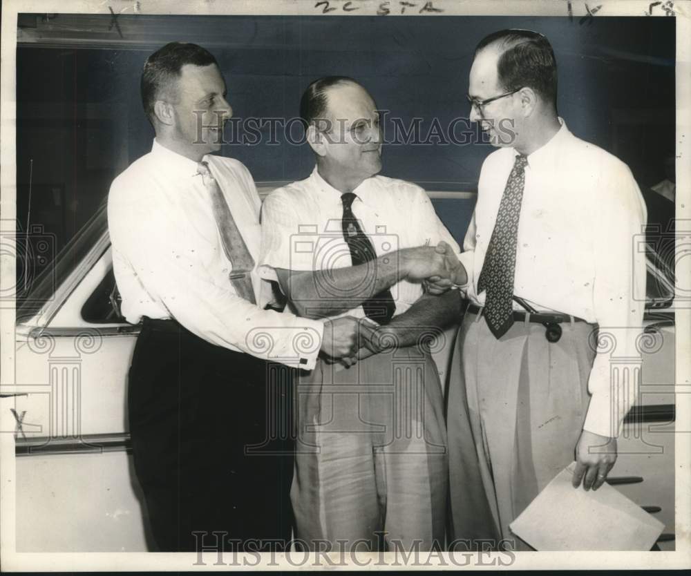 1954 Press Photo Roy Gonsenheim congratulated for winning car in sales contest-Historic Images