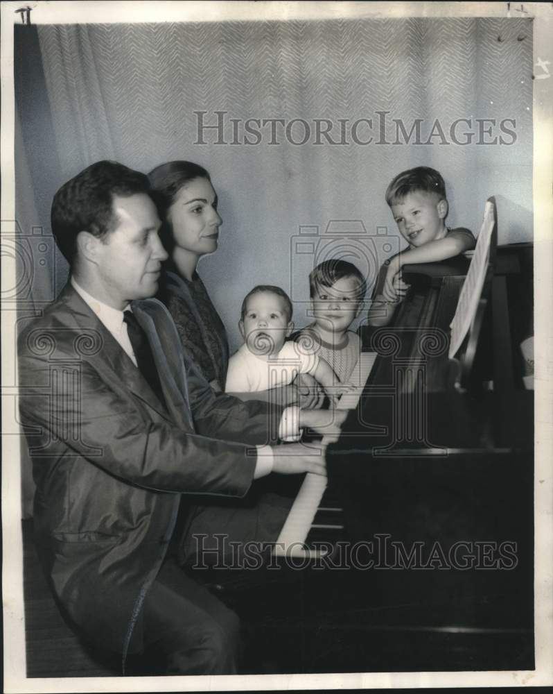 1961 Press Photo Charles Hamm, Newcomb professor, plays opera for his family-Historic Images