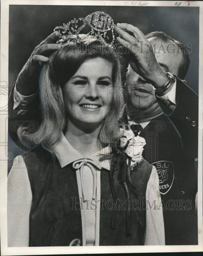 1966 Janie Hamic Crowned LSU 1966 Homecoming Queen - Historic Images