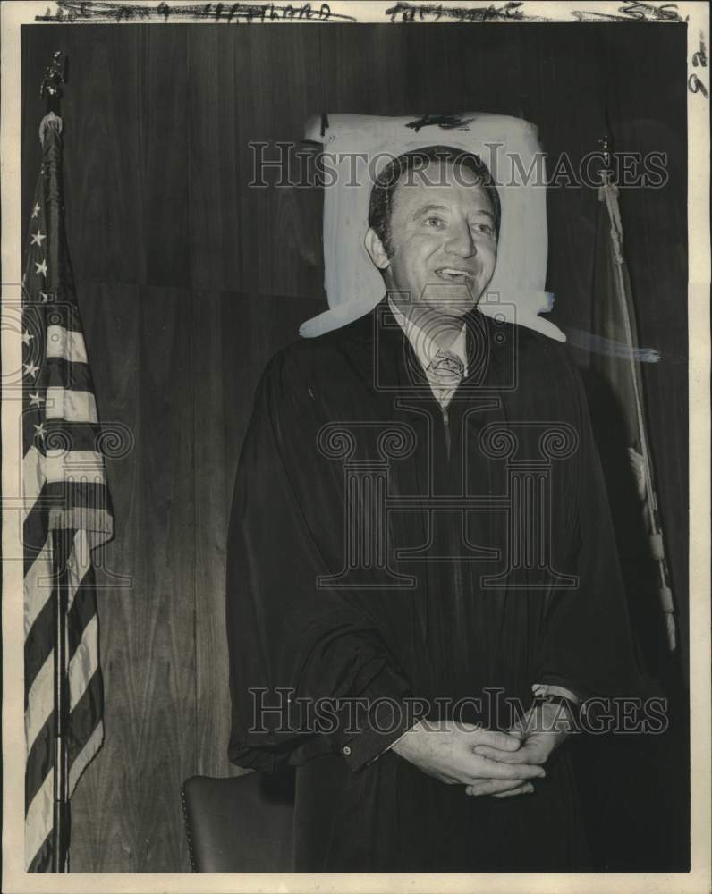 1972 Judge Sol Gothard gives acceptance speech as he is sworn in - Historic Images