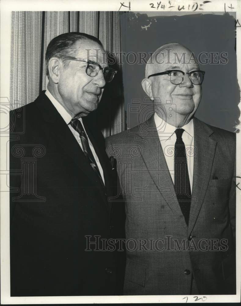 1971 Press Photo The Times-Picayune newspaper vice president poses with retiree-Historic Images