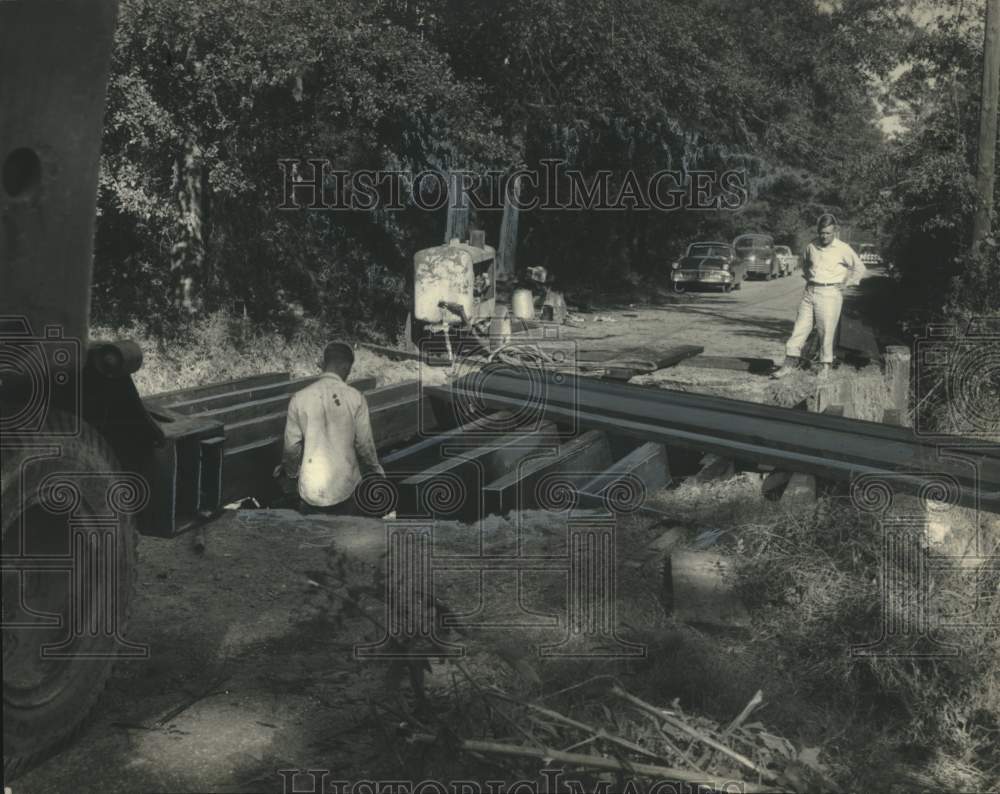 1964 Press Photo Workers repair a bridge in Hammond, Louisiana - noo23879-Historic Images