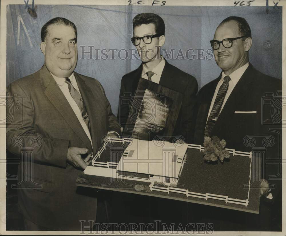 1955 Press Photo Max Ferran awards prize for model home contest, Home Show - Historic Images