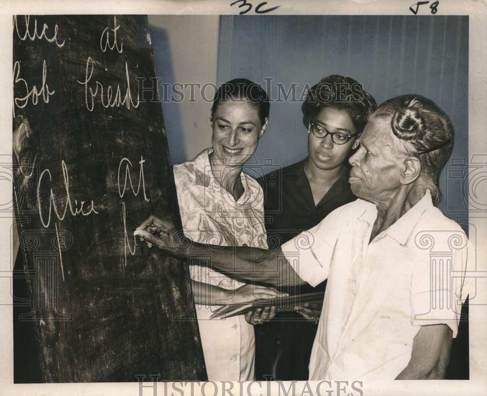 1965 Press Photo Mrs. Emma Ruffin, William J. Guste Homes for the Elderly-Historic Images