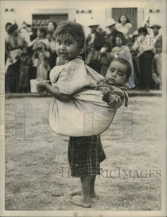 1960 Press Photo Guatemala Indian Youngsters Carries Baby Brother - noo24921-Historic Images