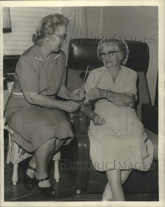 1960 Press Photo Mrs. Lily Capers Hawkins and her daughter Mrs. Raymond Newberry-Historic Images