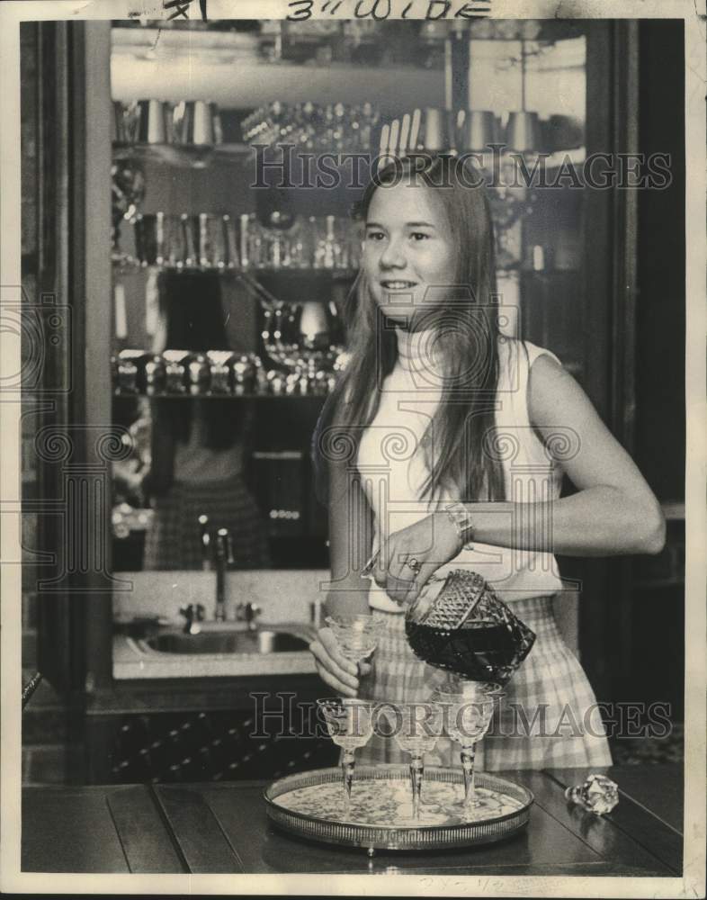 1973 Press Photo Althea Guste, pouring a drink - Historic Images