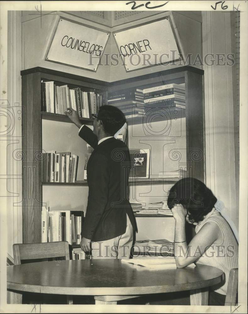 1966 Press Photo Students at Counselor&#39;s Corner at Benjamin Franklin High School-Historic Images