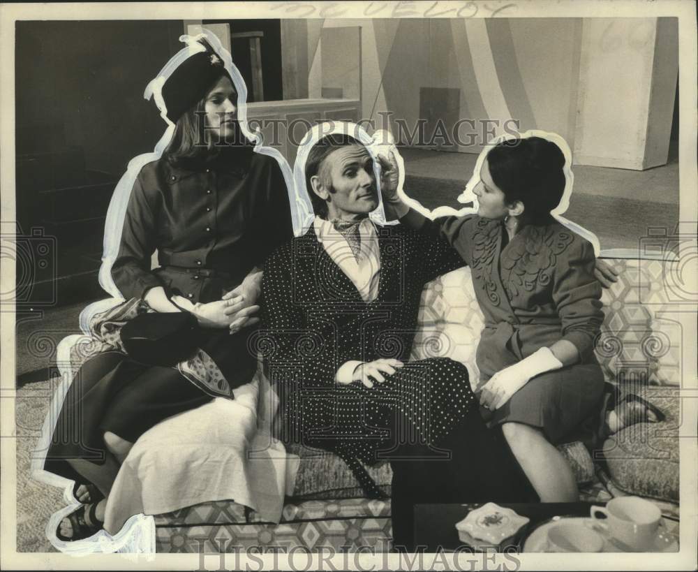 Press Photo John Harrop and co-stars "Present Laughter" - Historic Images