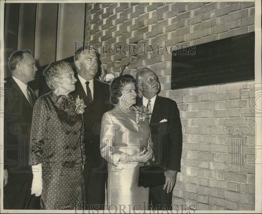 1966 Press Photo People Viewing a Plaque Outside Julian Hawthorne Hall, Tulane - Historic Images