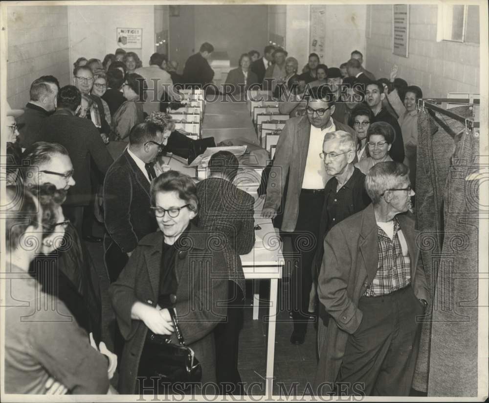 1963 Press Photo Voters Waiting At Precinct 4, Ward 1 Polling Place - Historic Images