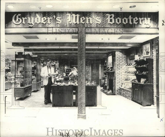Press Photo Store Manager Ken Holley At Gryder's Men's Bootery Store - Historic Images