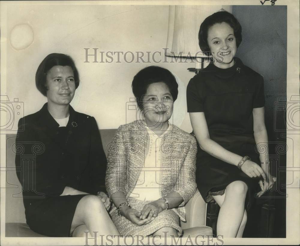 1967 Press Photo Vice Consuls Miss Heikezenker, Pila Guerrero, Janine Jesseaume - Historic Images