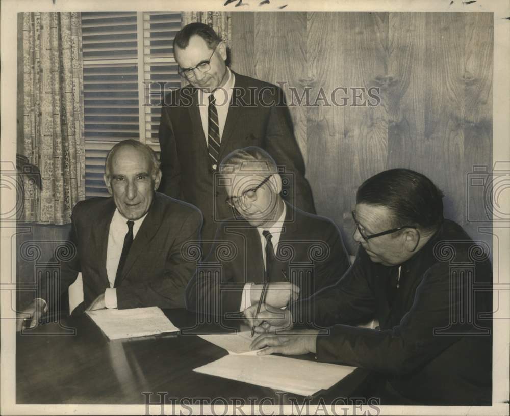 1966 Press Photo Gulf South Research Institute principals sign papers for land - Historic Images
