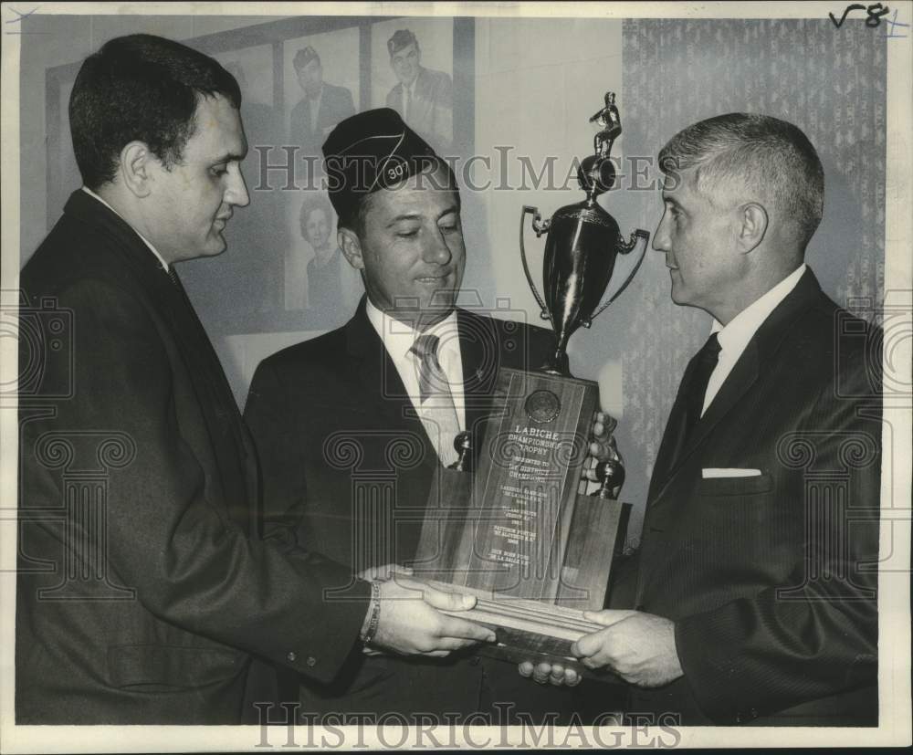 1967 Press Photo Dick Bohn team accept trophy as American Legion 1st Dist. champ - Historic Images